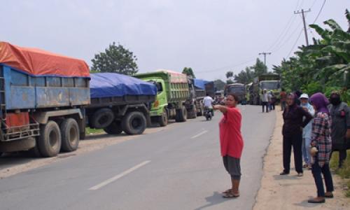 Warga Tiga Desa Larang Truk Galian C Roda 10 Melintas